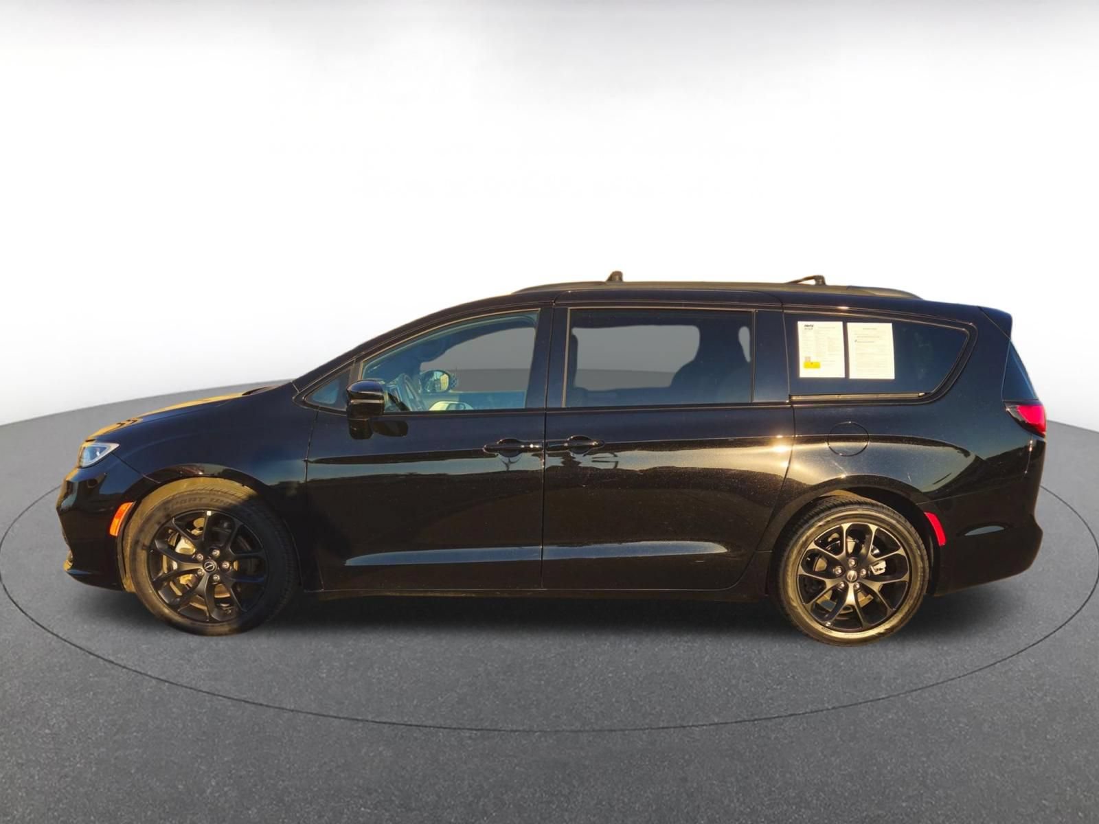 Used 2025 Chrysler Pacifica Limited FWD image 2