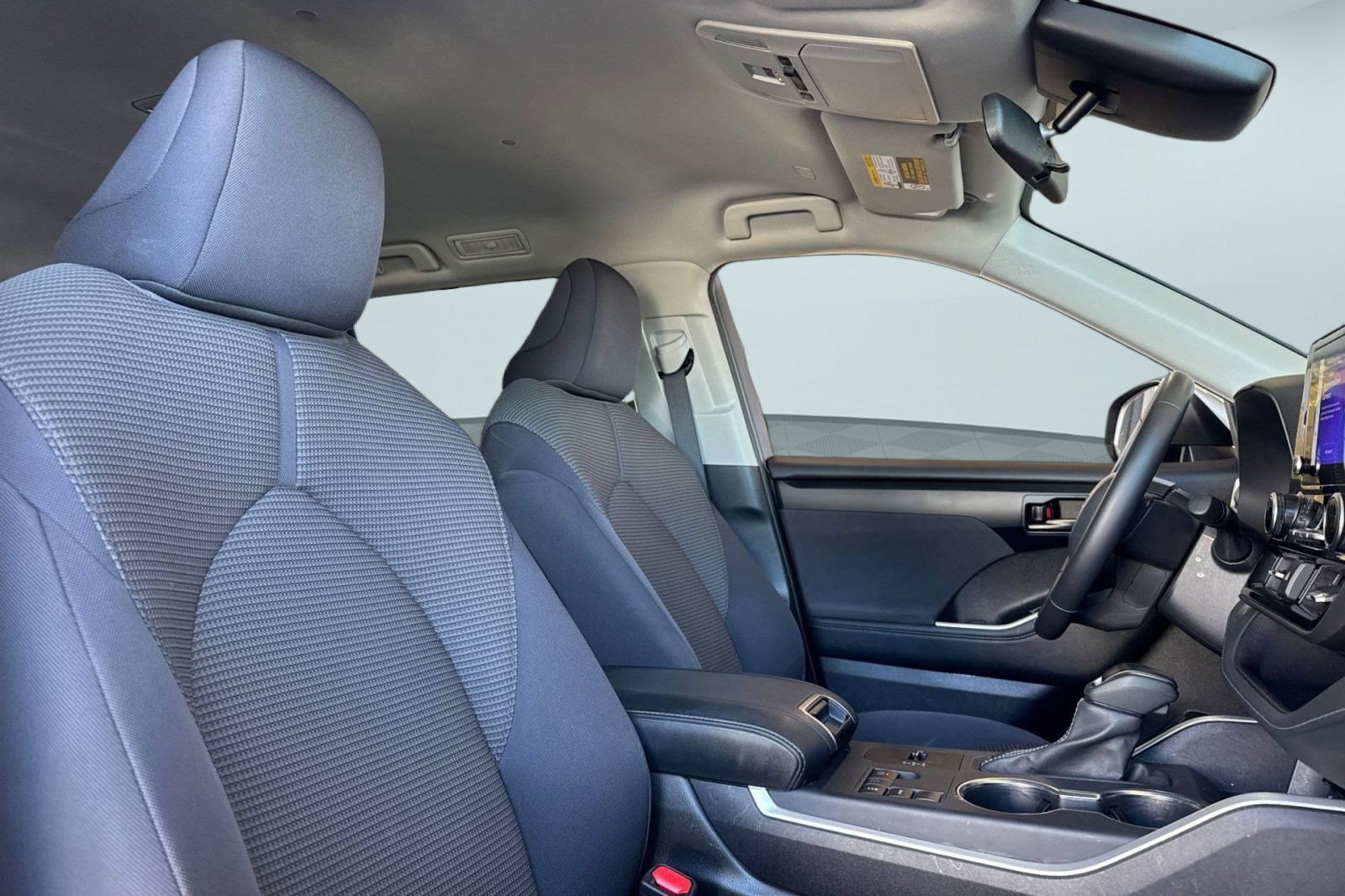 Used 2025 Toyota Highlander LE FWD image 27