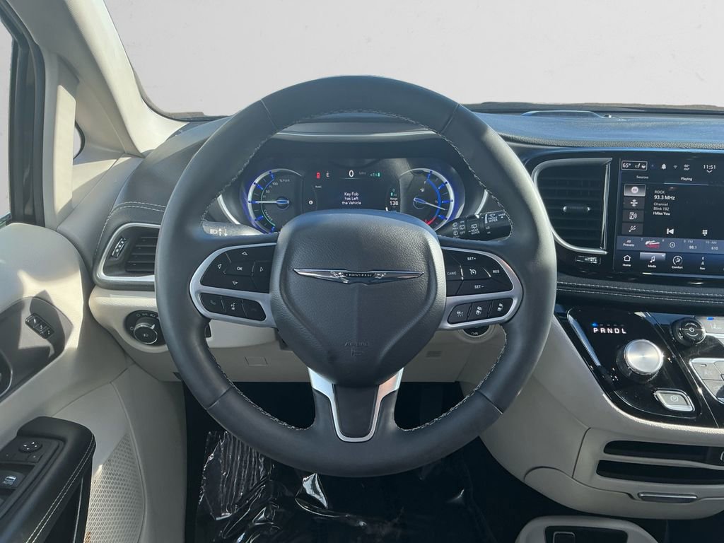 Used 2024 Chrysler Pacifica Select image 12
