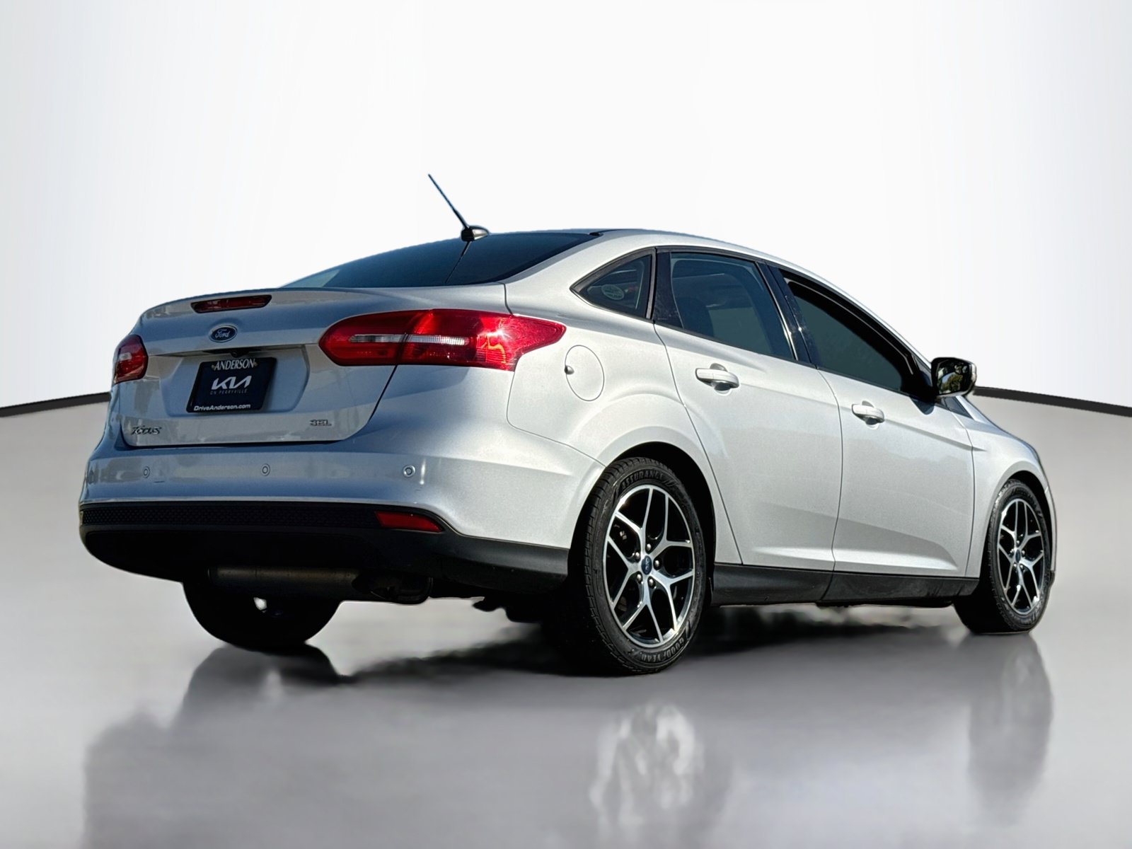 Used 2018 Ford Focus SEL w/ Cold Weather Package FWD image 7