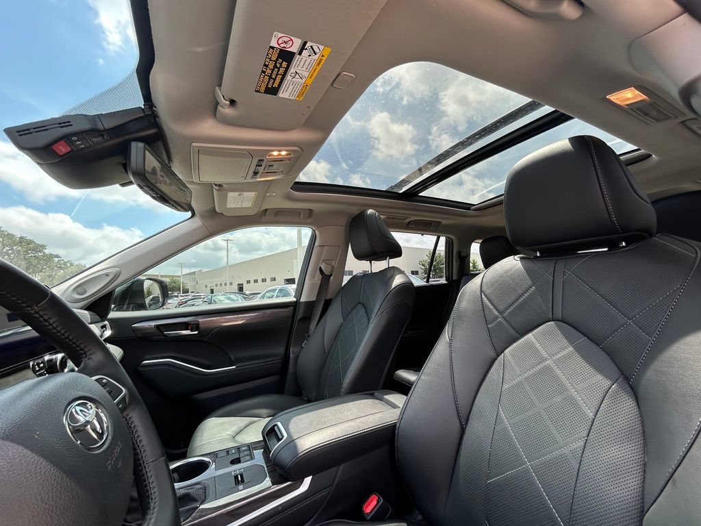 Certified 2024 Toyota Highlander Platinum FWD image 12