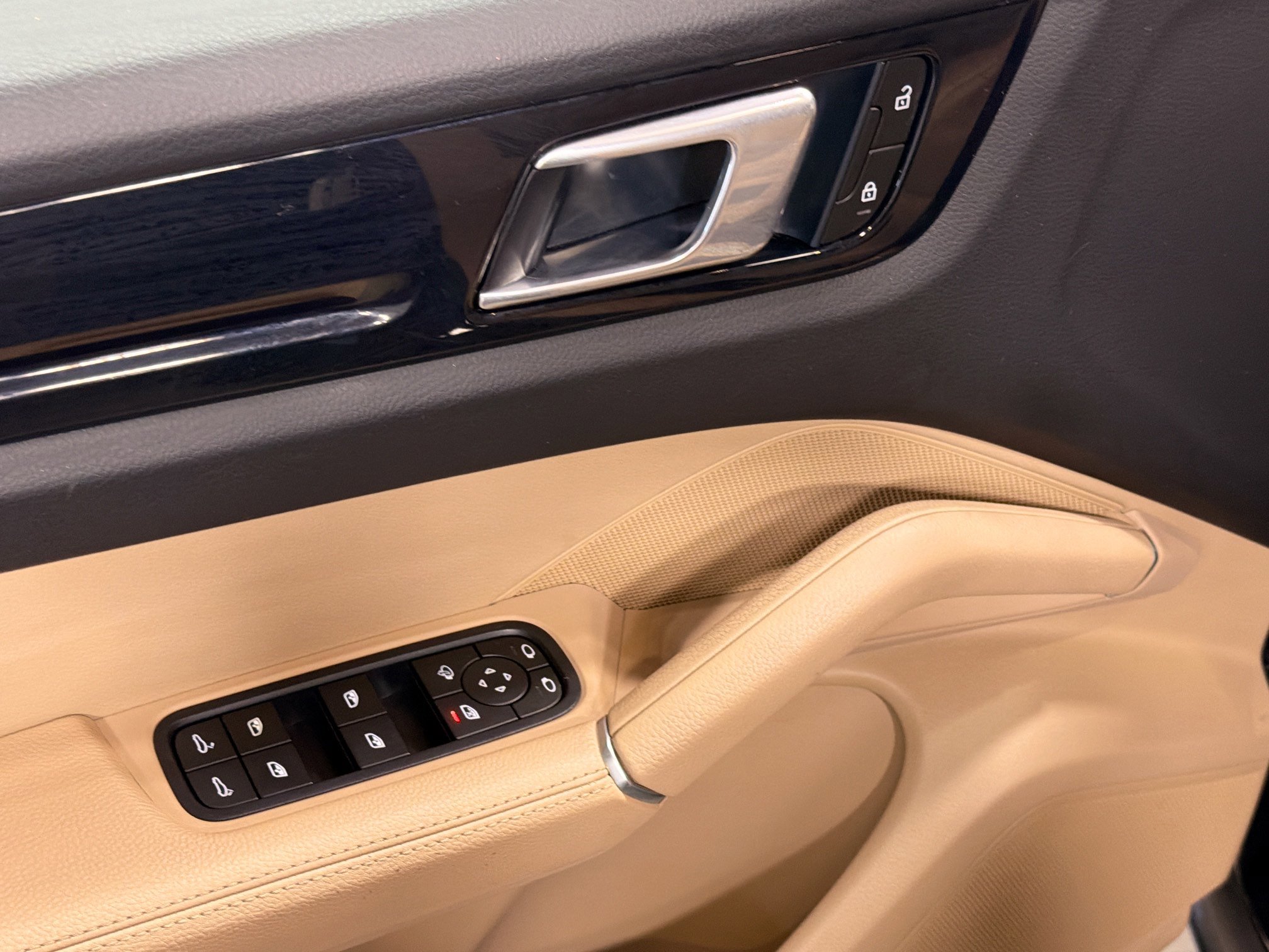 Certified 2023 Porsche Cayenne AWD/4WD image 23