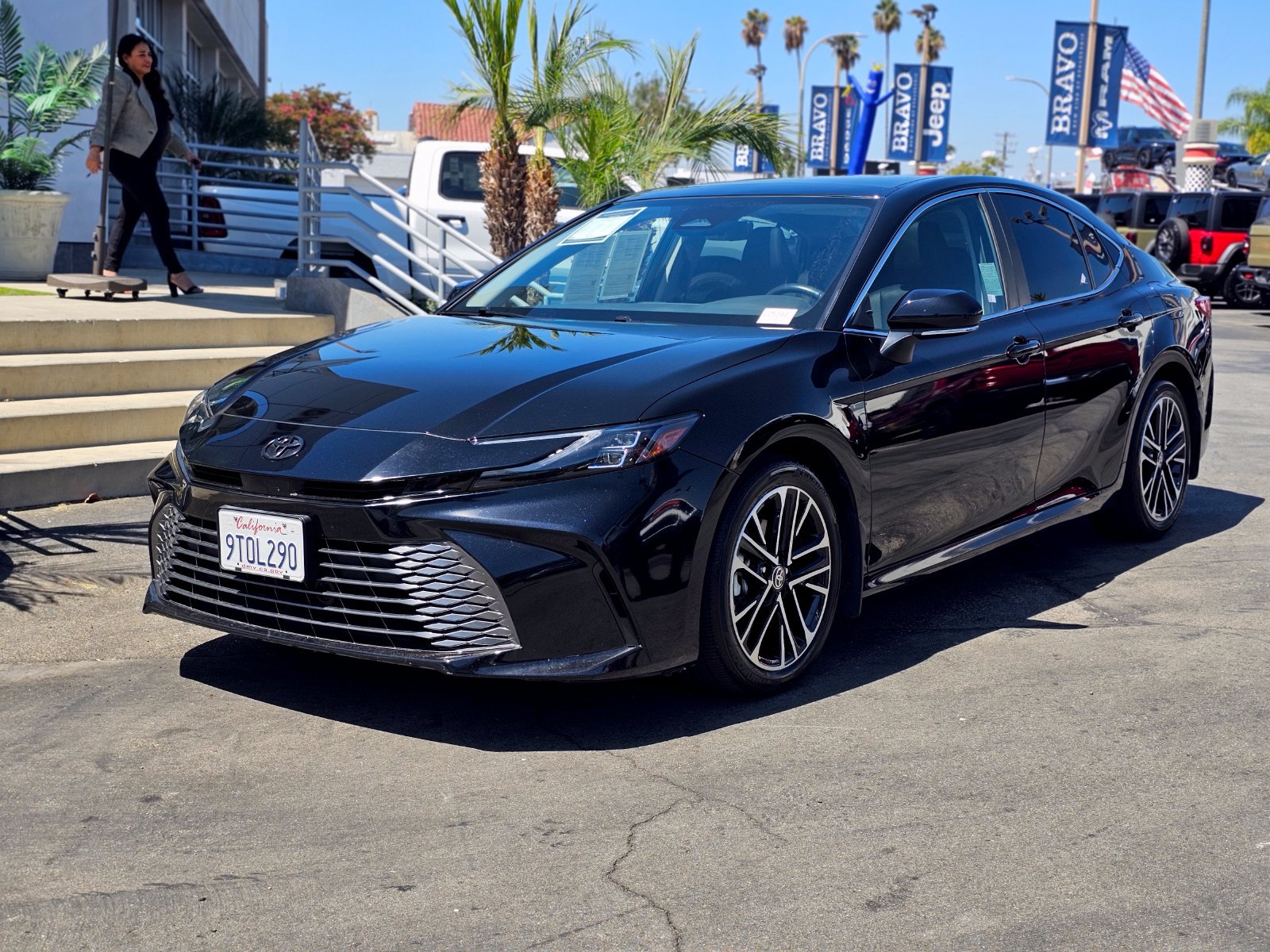 Used 2025 Toyota Camry XLE FWD image 2
