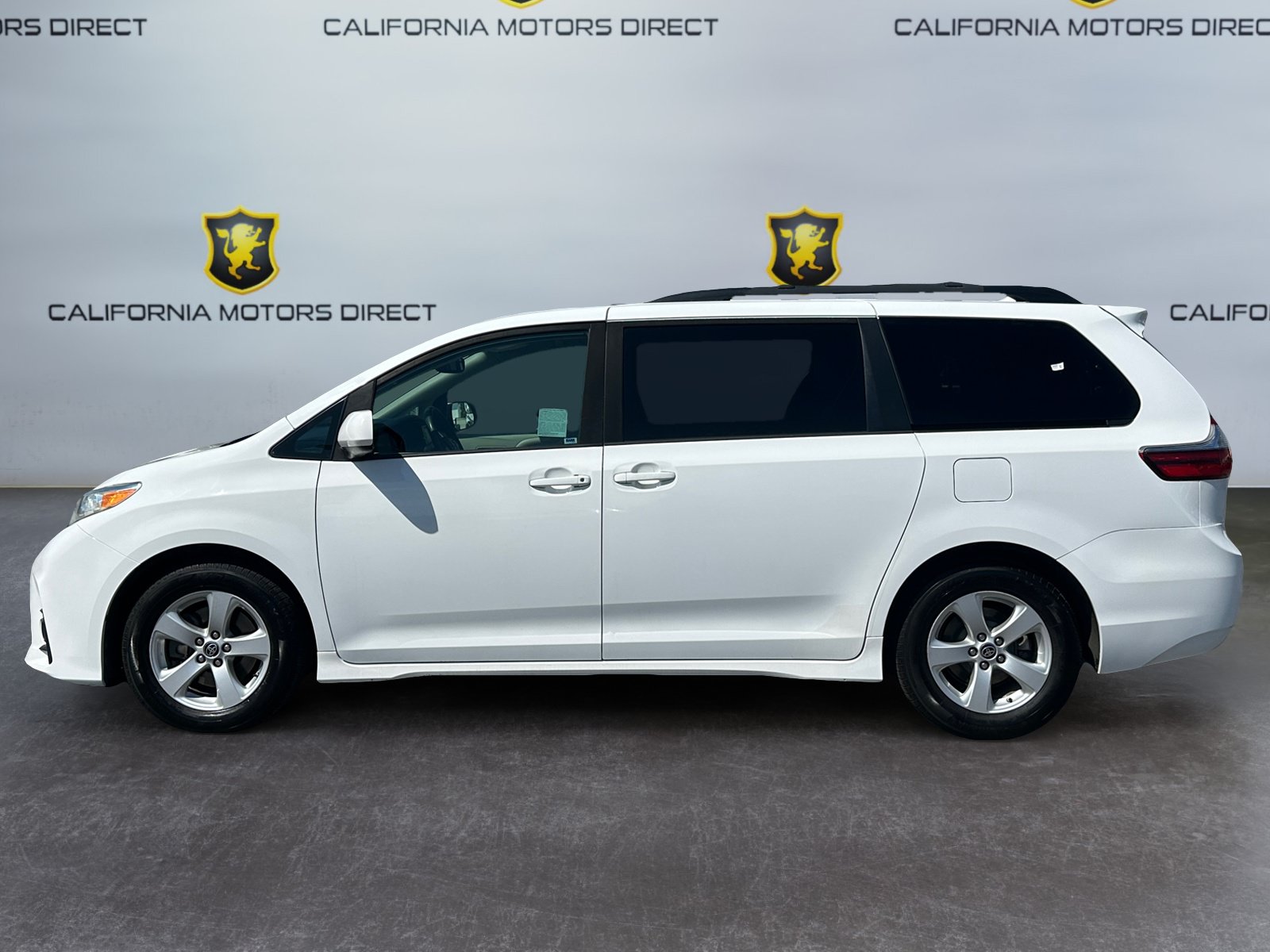 Used 2020 Toyota Sienna LE w/ Carpet Mat Package FWD image 2