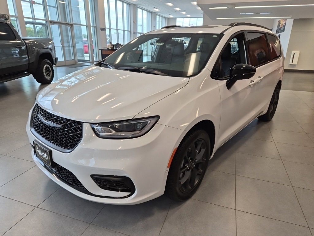 New 2026 Chrysler Pacifica Limited w/ S Appearance Package image 2