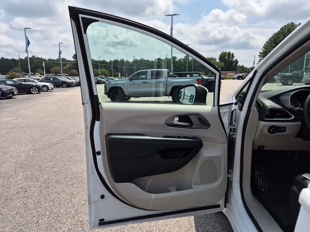Used 2023 Chrysler Pacifica Touring-L FWD image 14