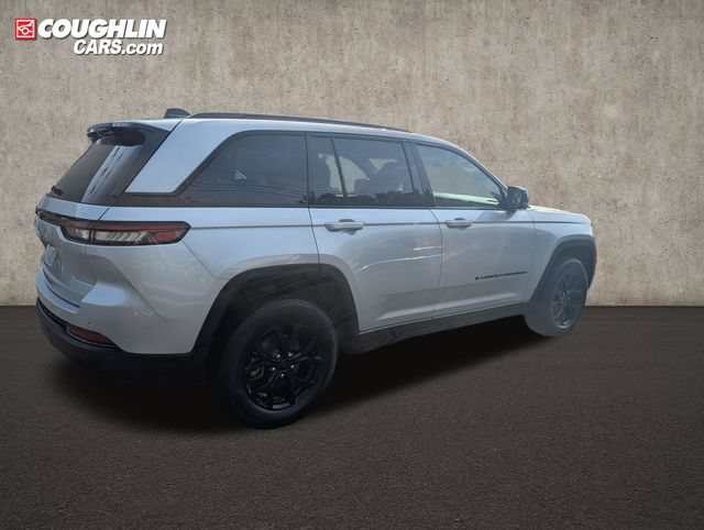 Used 2025 Jeep Grand Cherokee Altitude AWD/4WD image 8