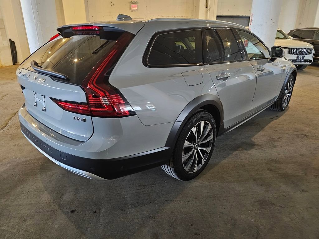 Certified 2025 Volvo V90 B6 Cross Country Plus AWD/4WD image 4