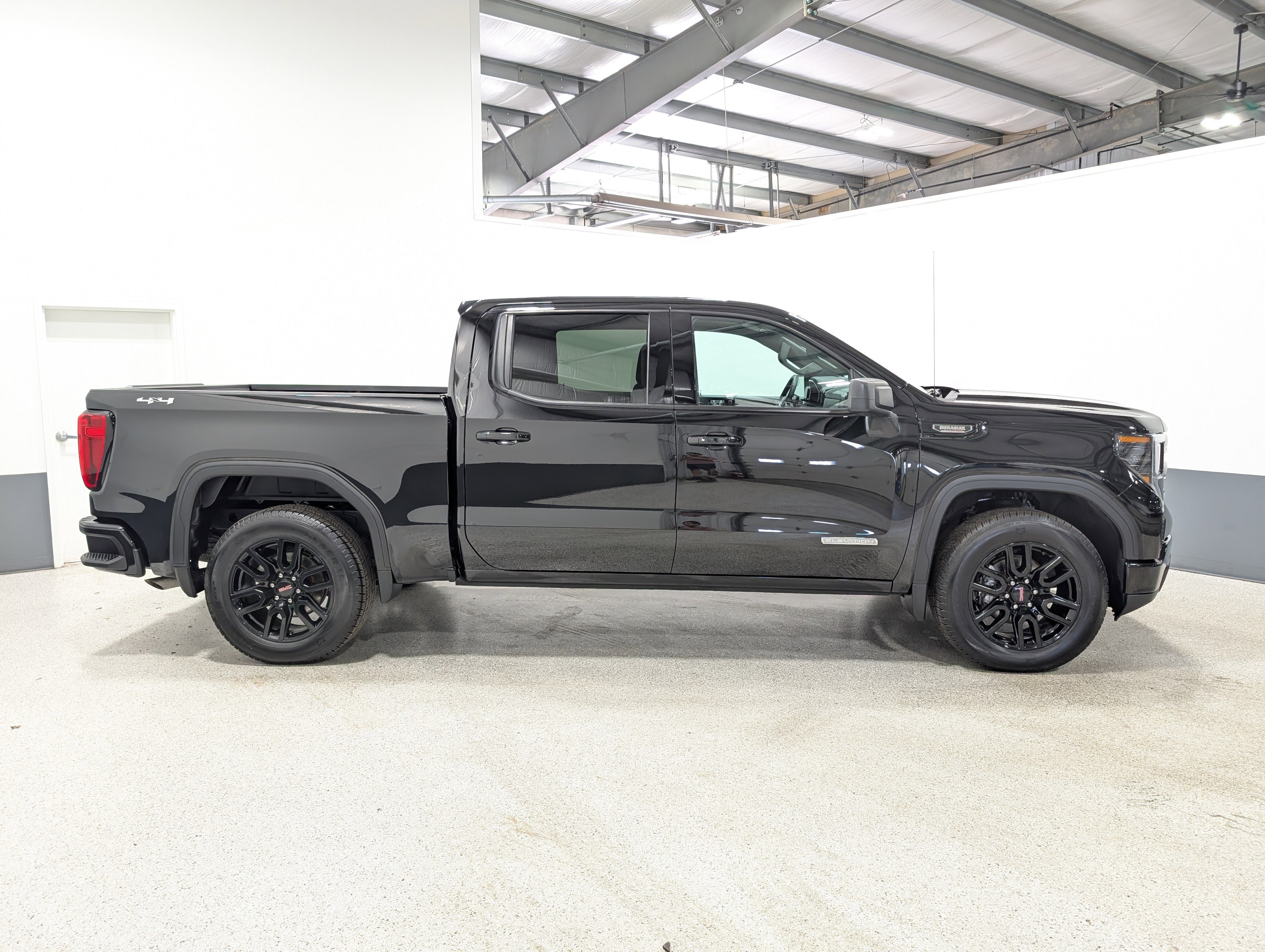 Used 2025 GMC Sierra 1500 Elevation image 2