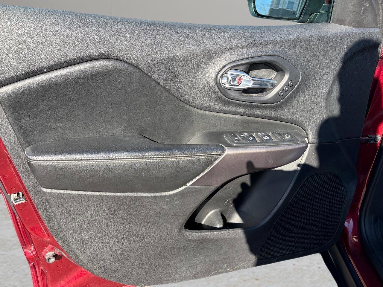 Used 2019 Jeep Cherokee Limited image 9