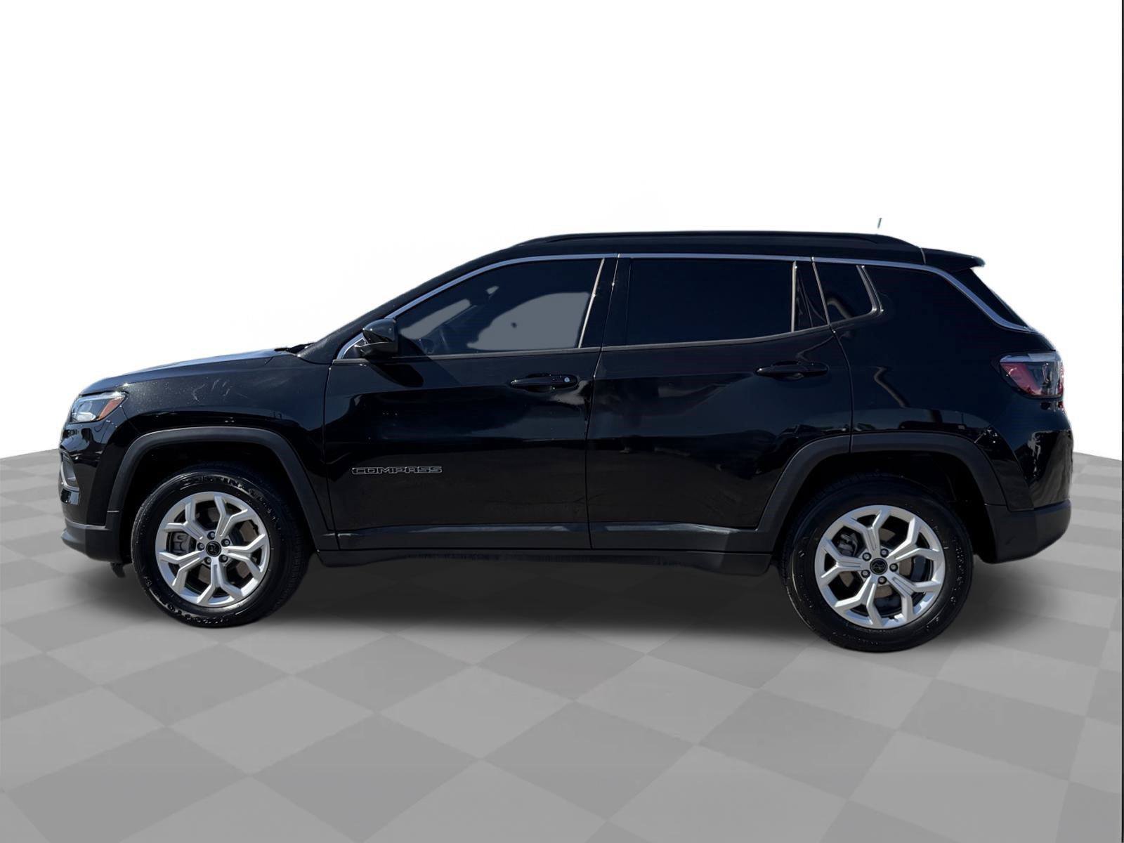 Used 2025 Jeep Compass Latitude AWD/4WD image 2