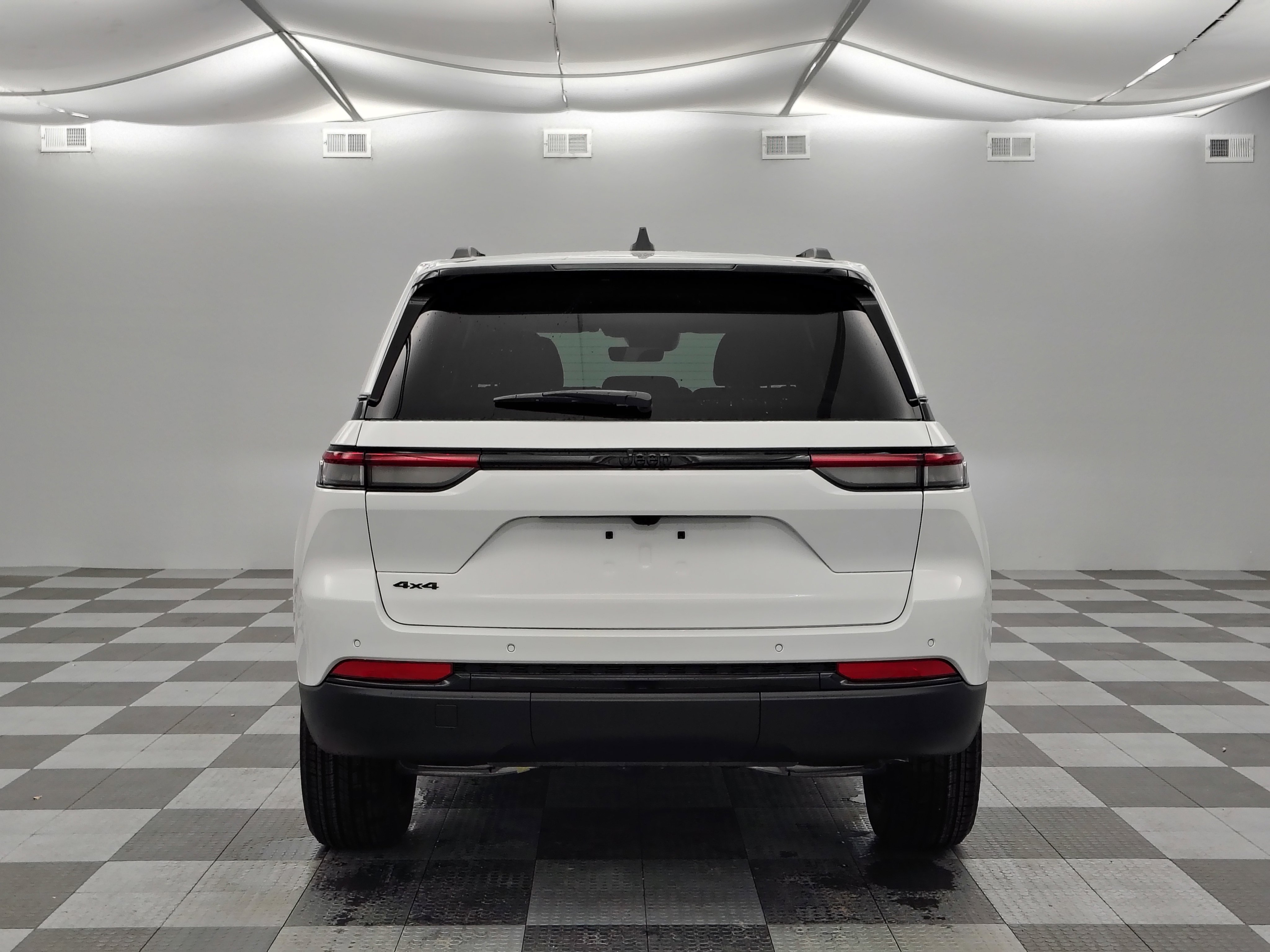 New 2025 Jeep Grand Cherokee Altitude image 9