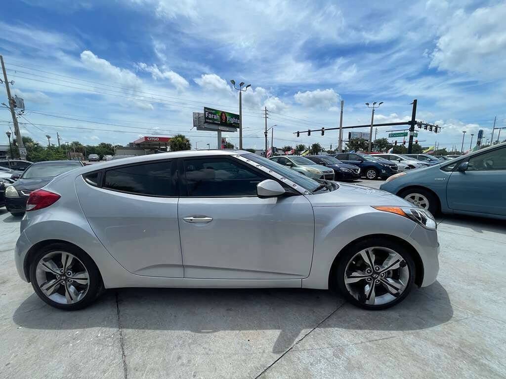 Used 2017 Hyundai Veloster Value Edition FWD image 6