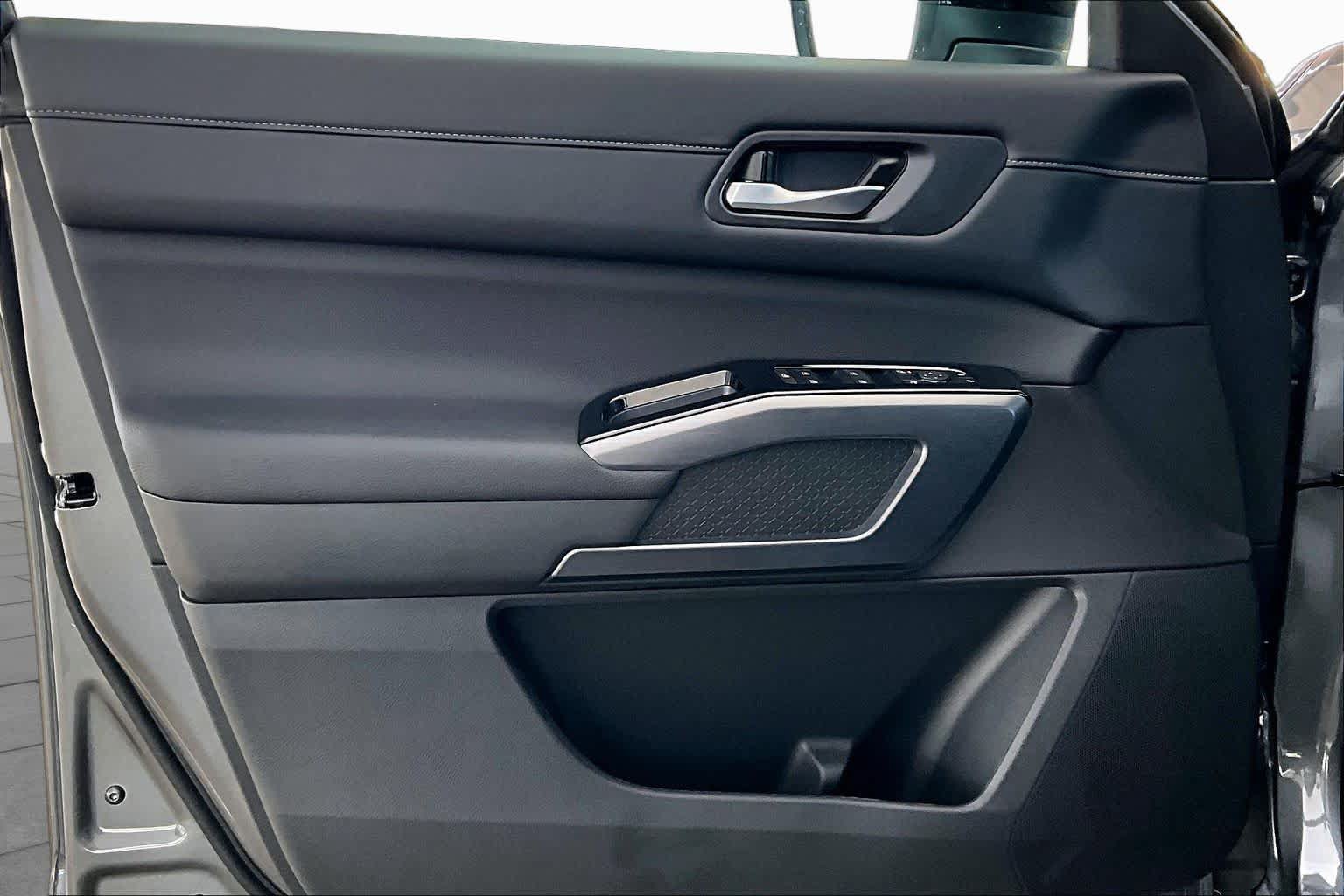 New 2026 Nissan Pathfinder SL FWD image 13