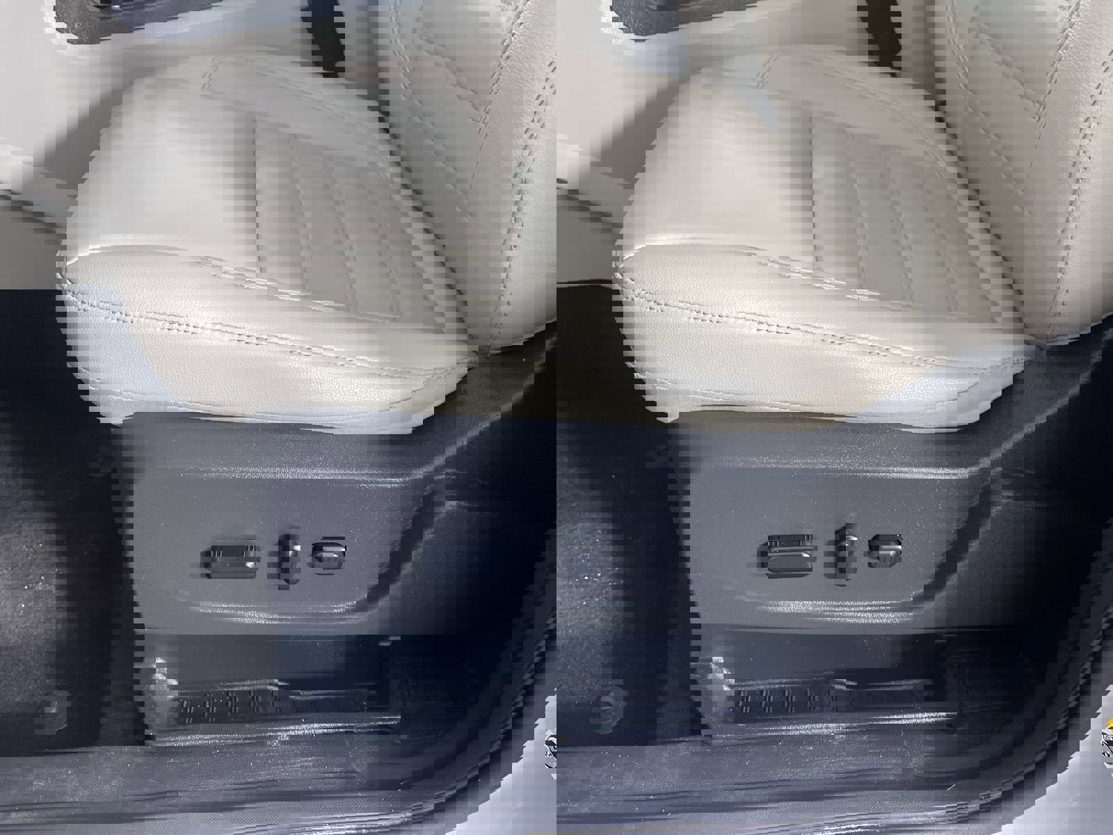 Used 2019 Ford Escape Titanium image 13