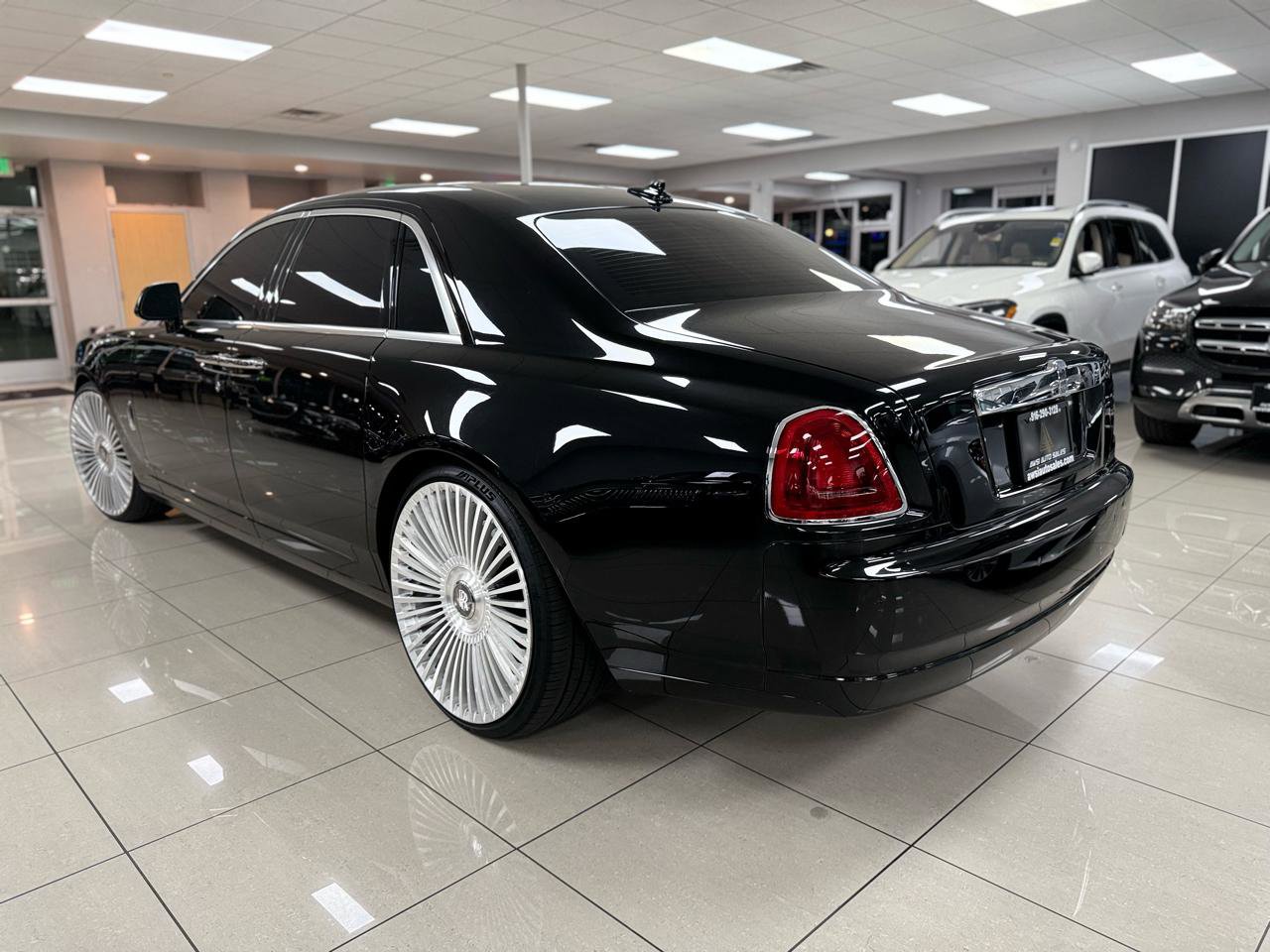 Used 2016 Rolls-Royce Ghost RWD image 2