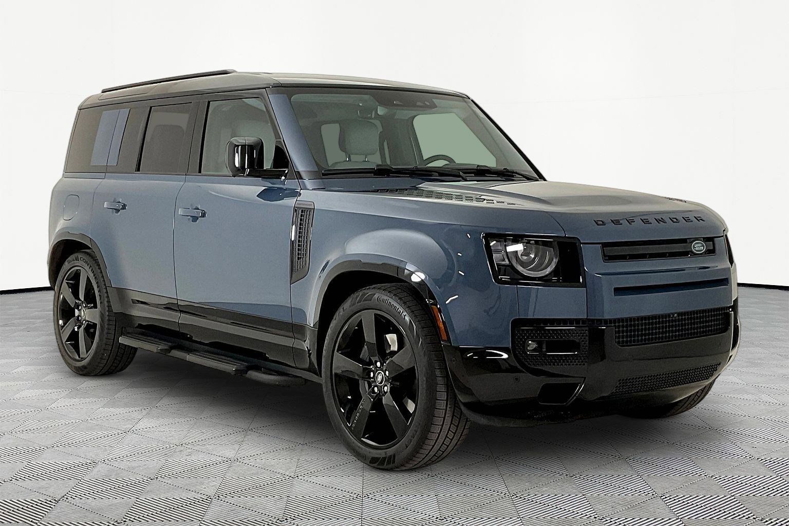 Used 2025 Land Rover Defender 110 X-Dynamic SE image 3
