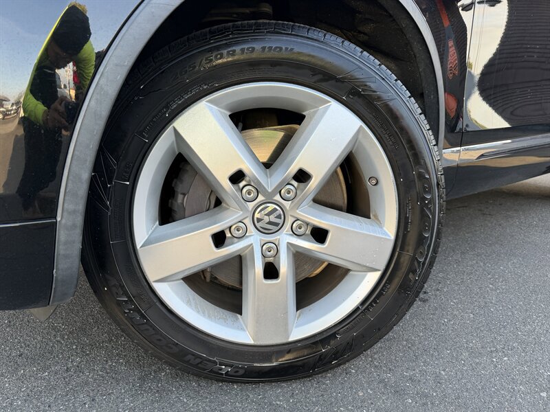 Used 2012 Volkswagen Touareg Hybrid AWD/4WD image 11
