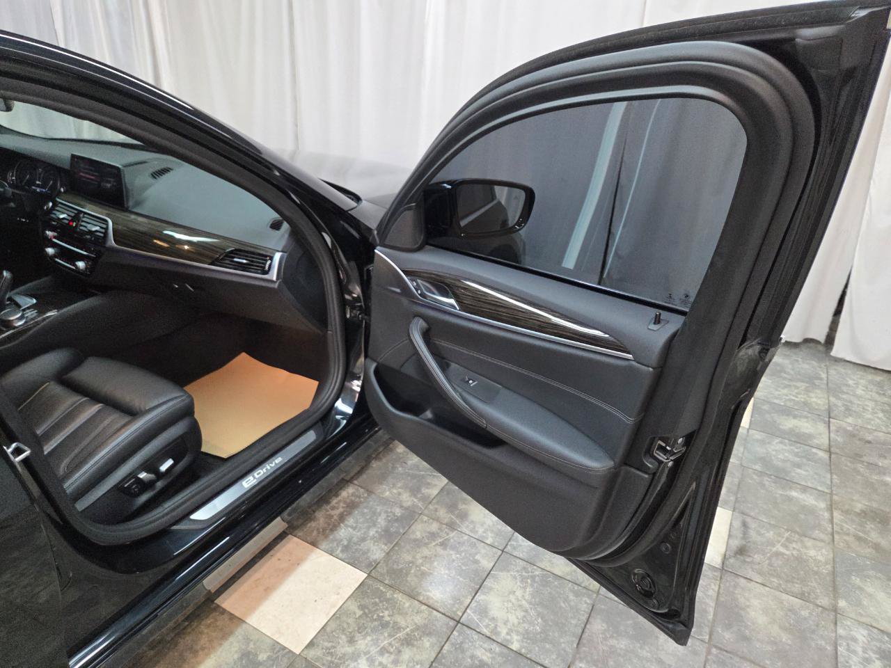 Used 2019 BMW 530e xDrive w/ Convenience Package AWD/4WD image 12