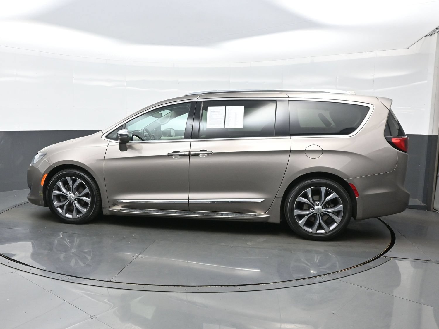 Used 2017 Chrysler Pacifica Limited FWD image 3