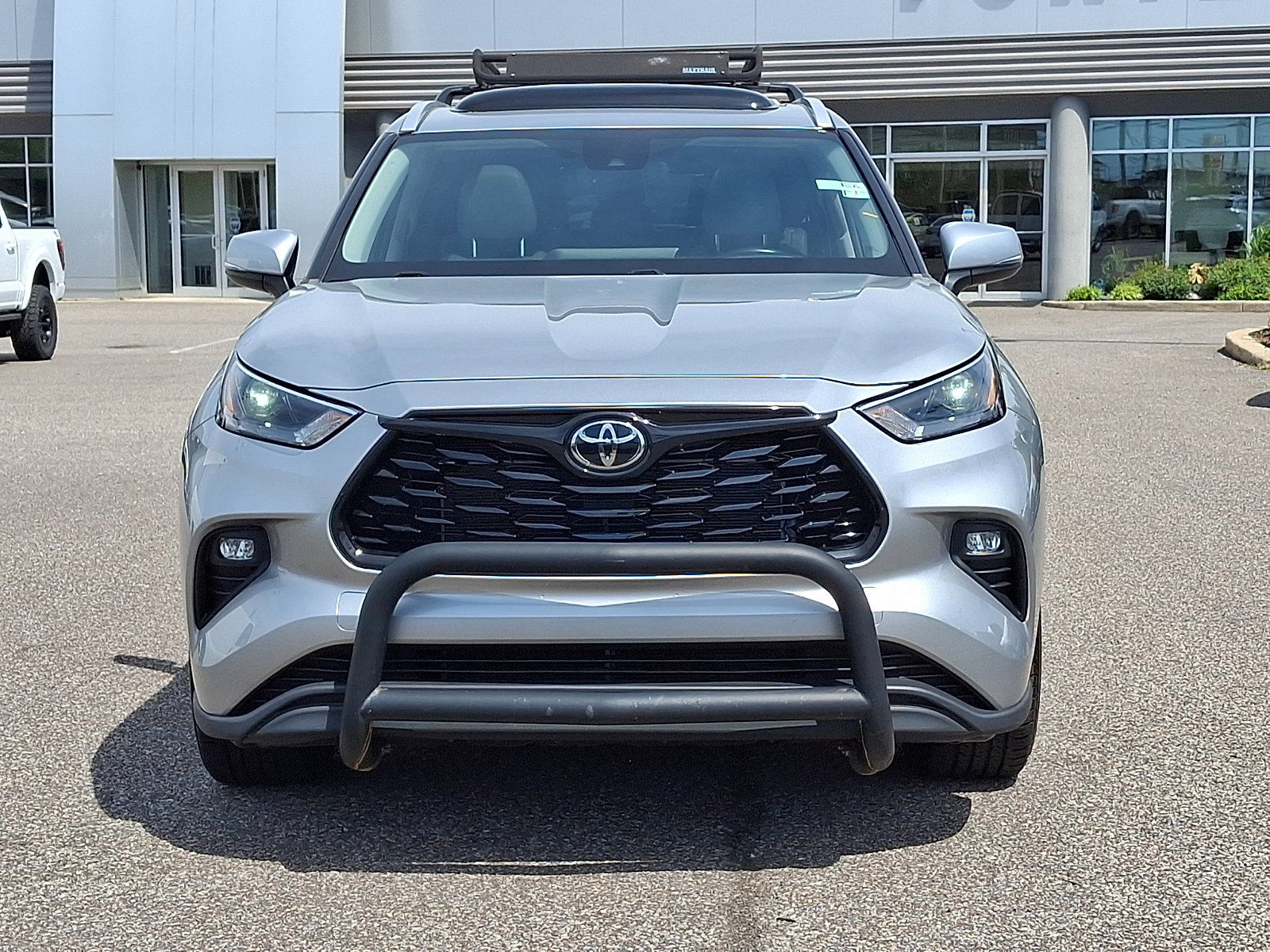 Used 2023 Toyota Highlander XLE FWD image 3