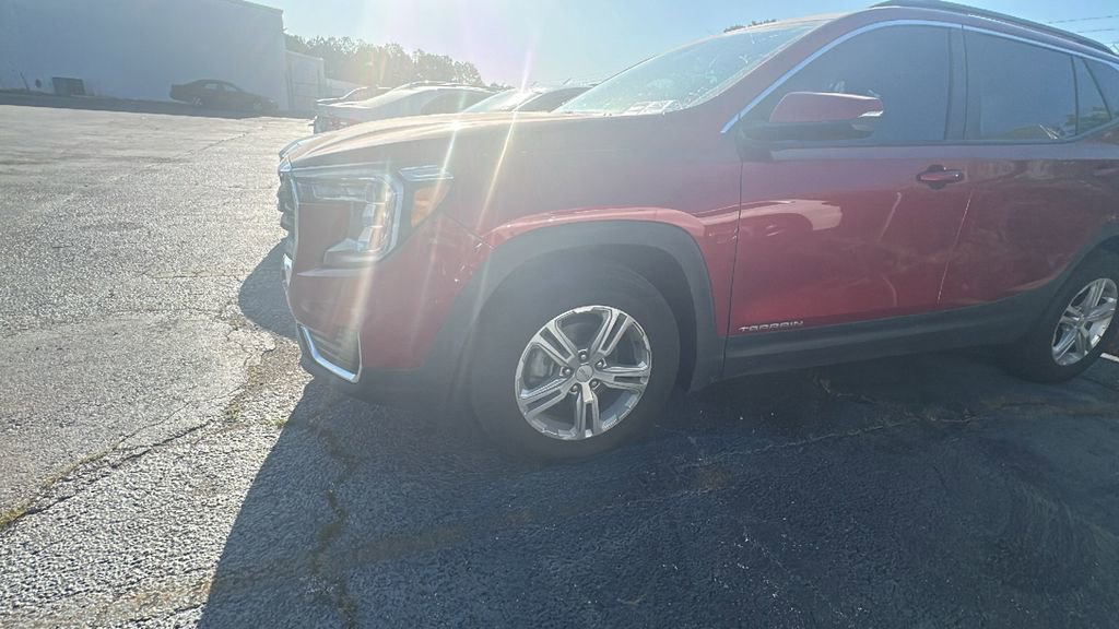 Used 2024 GMC Terrain SLE w/ Driver Convenience Package FWD image 2
