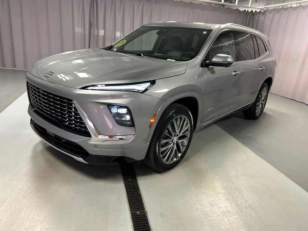 Used 2025 Buick Enclave Avenir image 3