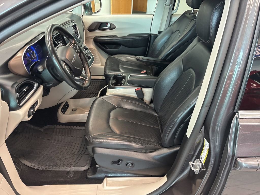 Used 2019 Chrysler Pacifica Touring-L Plus w/ Advanced Safetytec Group FWD image 14