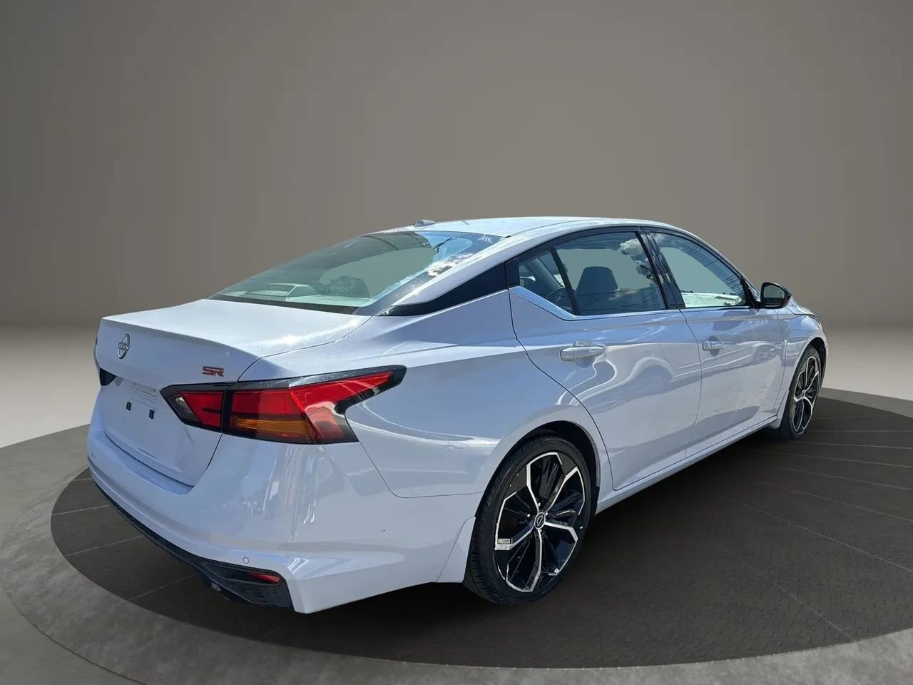 Used 2024 Nissan Altima 2.5 SR w/ SR Premium Package image 5