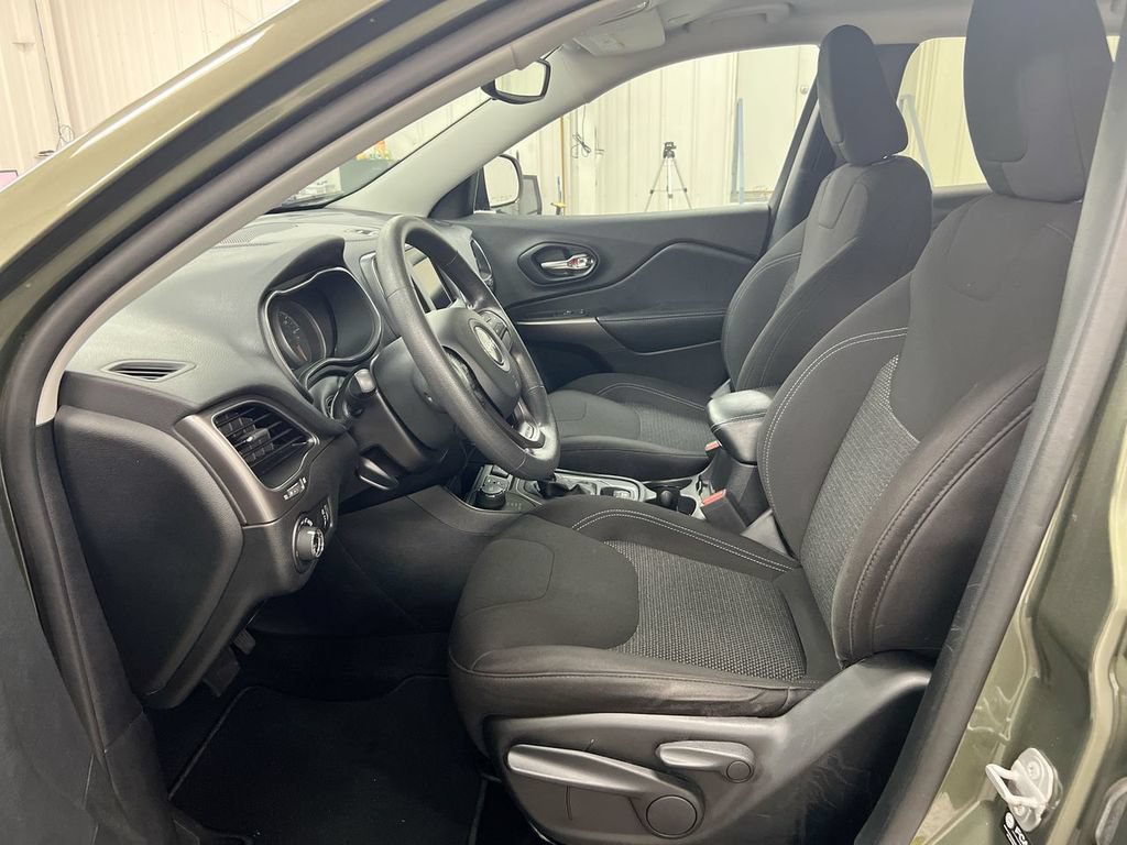 Used 2021 Jeep Cherokee Latitude AWD/4WD image 18
