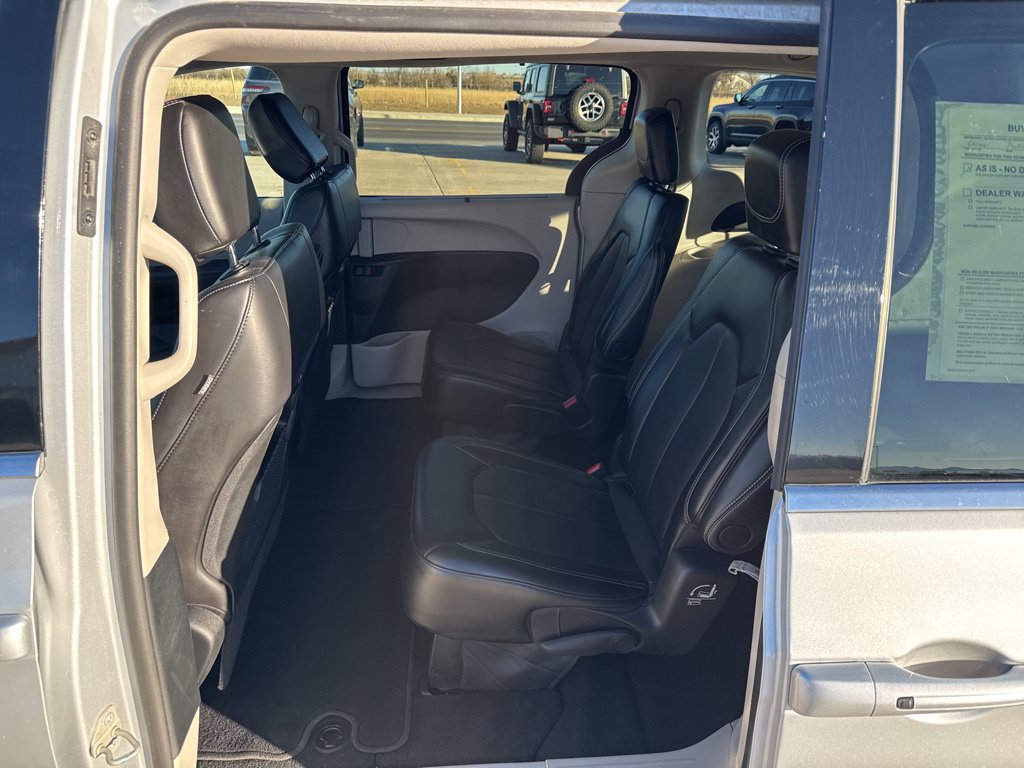 Used 2024 Chrysler Pacifica Touring-L FWD image 15