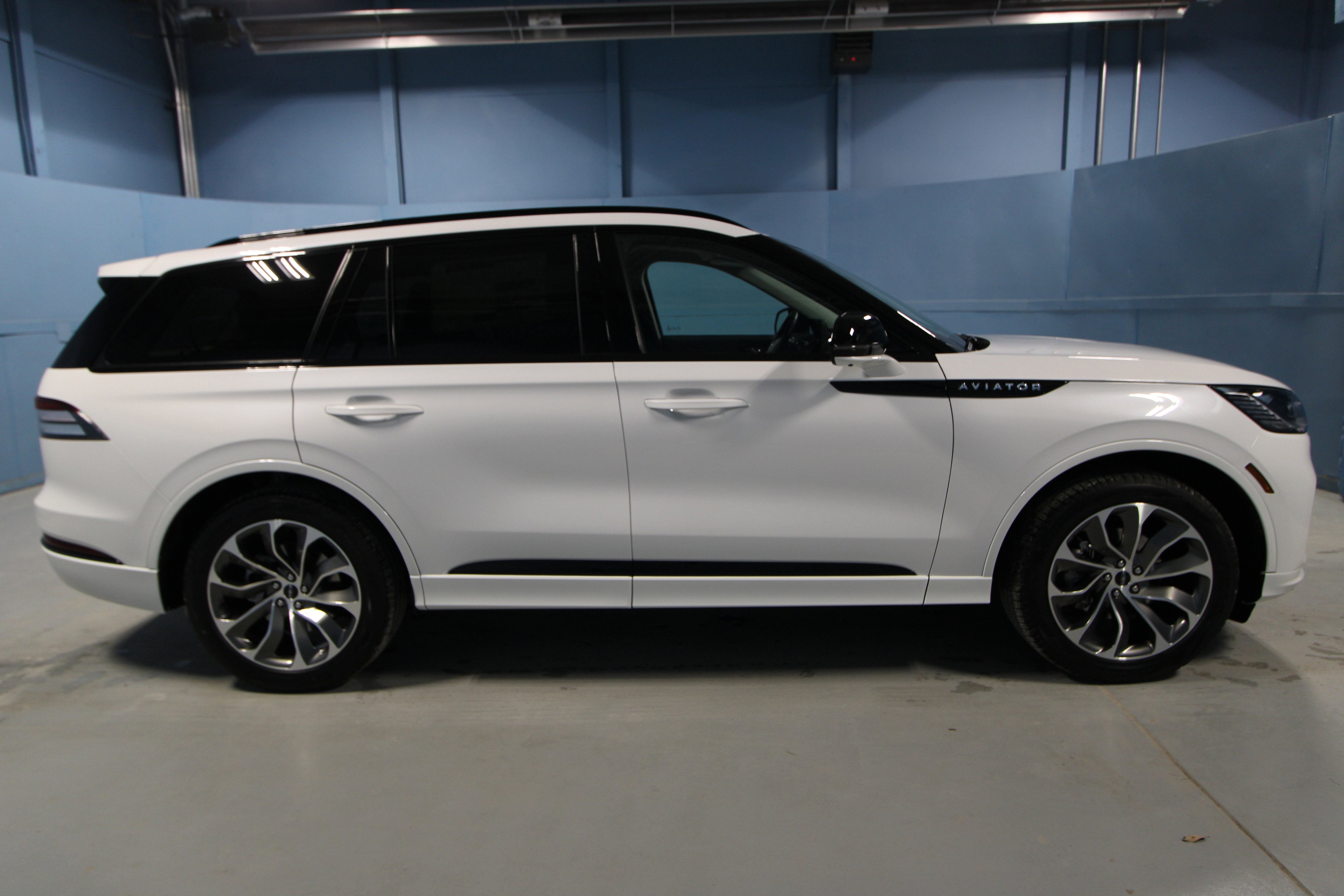 New 2026 Lincoln Aviator AWD w/ Jet Appearance Package image 30