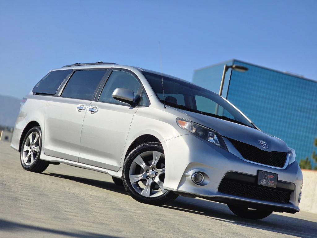 Used 2014 Toyota Sienna SE FWD image 1