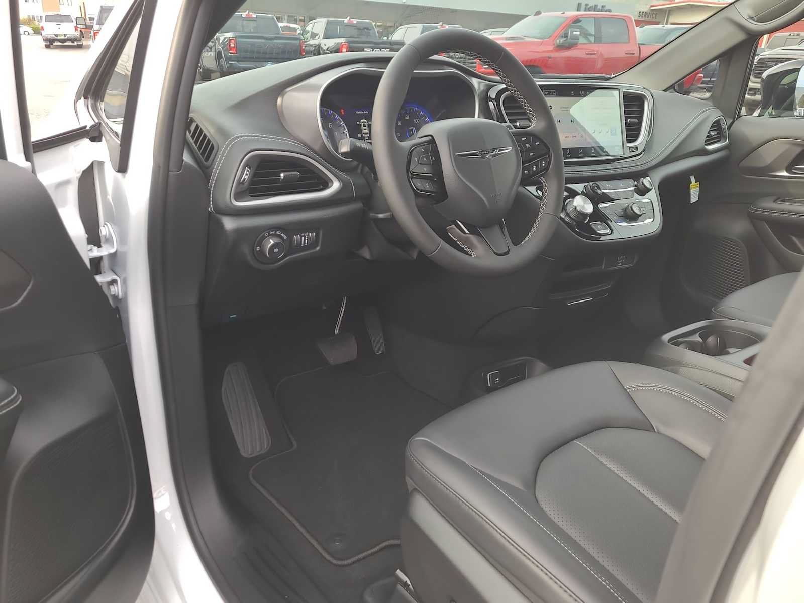 New 2026 Chrysler Pacifica Select w/ S Appearance Package FWD image 10