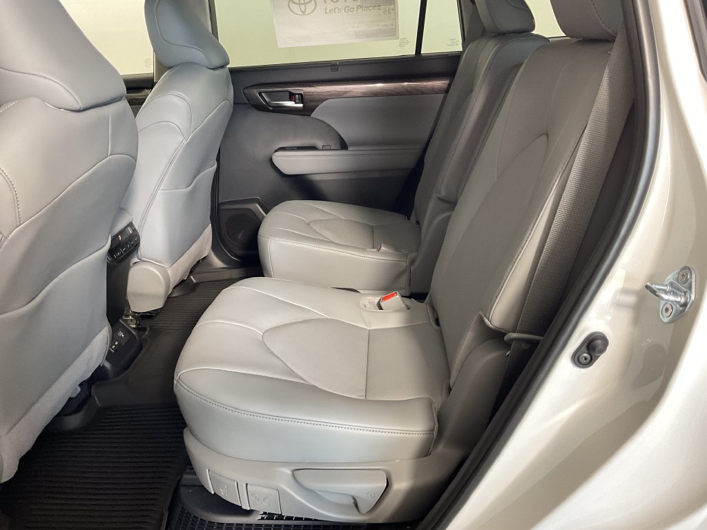 New 2026 Toyota Highlander Platinum AWD/4WD image 18