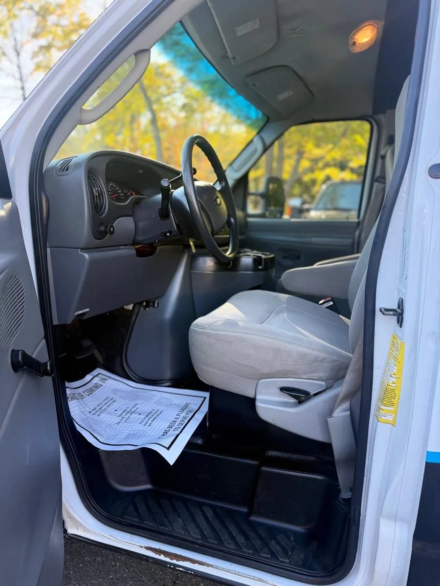 Used 2005 Ford E-350 and Econoline 350 Super Duty RWD image 13