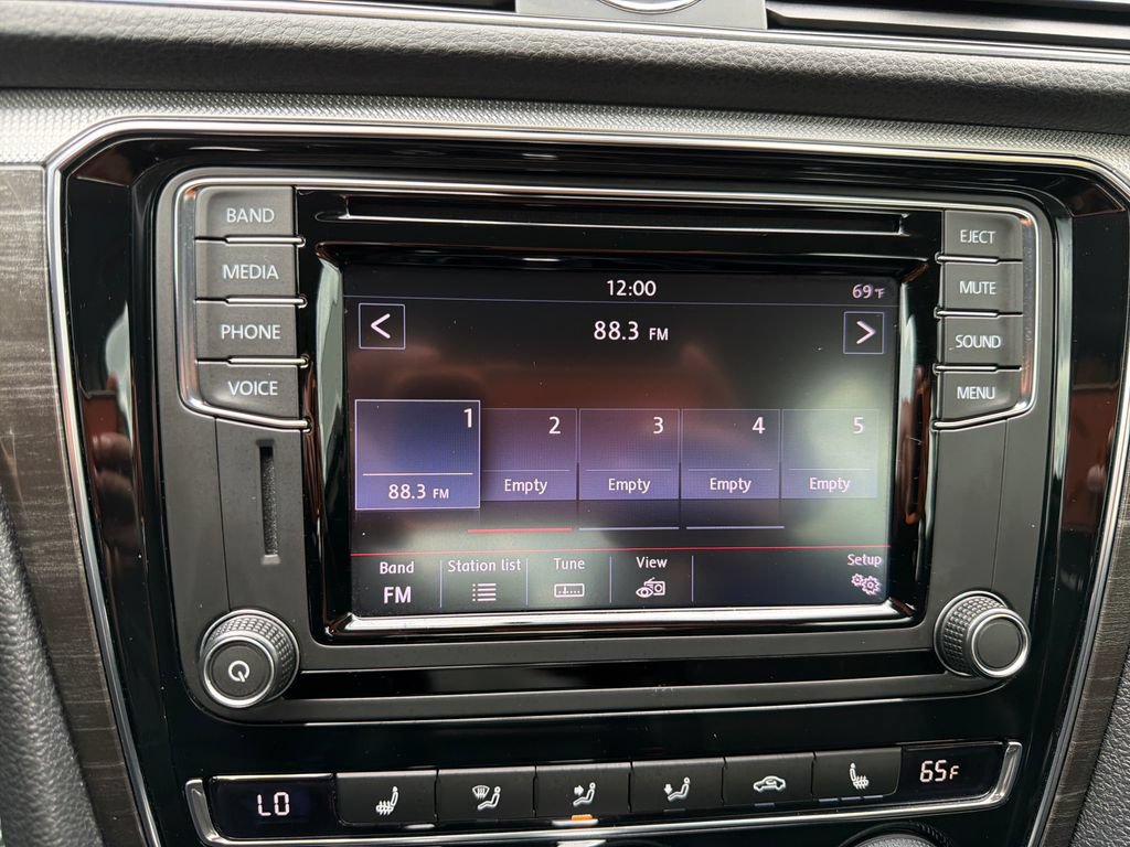 Used 2017 Volkswagen Passat 1.8T SE FWD image 19