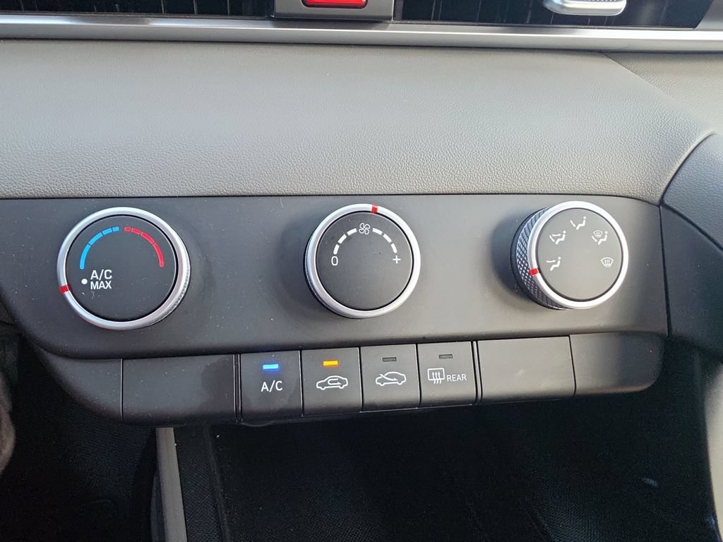 Certified 2024 Hyundai Elantra SE FWD image 22
