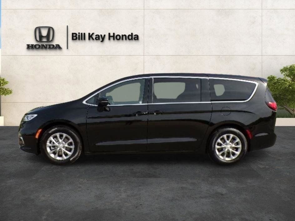 Used 2026 Chrysler Pacifica Limited FWD image 6