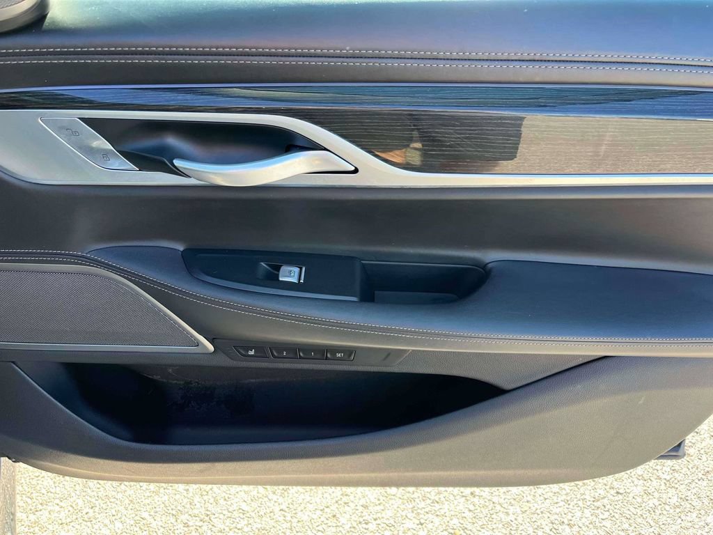 Used 2019 BMW 750i xDrive w/ Executive Package AWD/4WD image 9
