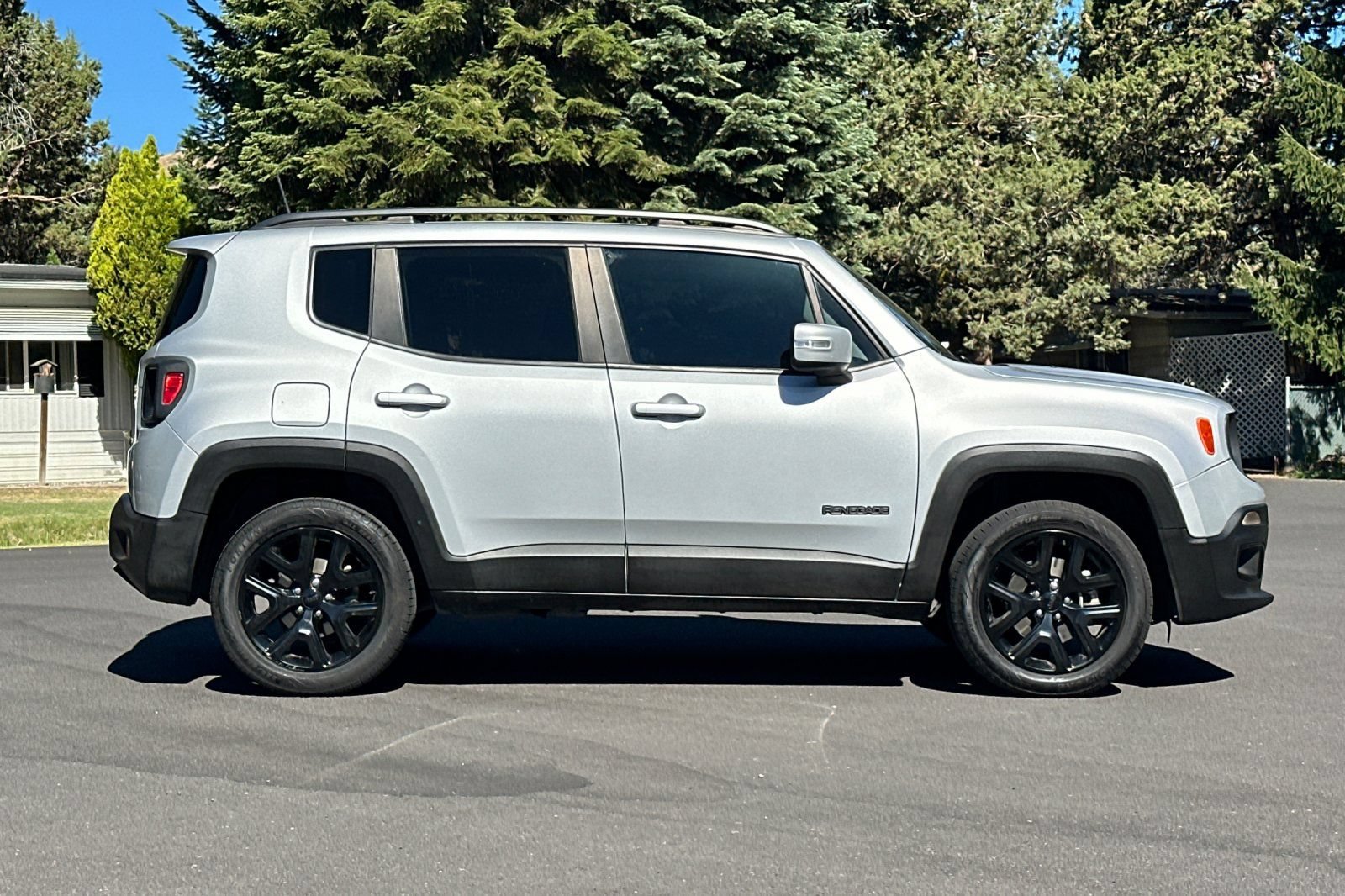 Used 2018 Jeep Renegade Altitude w/ UConnect 8.4 Nav Group AWD/4WD image 3