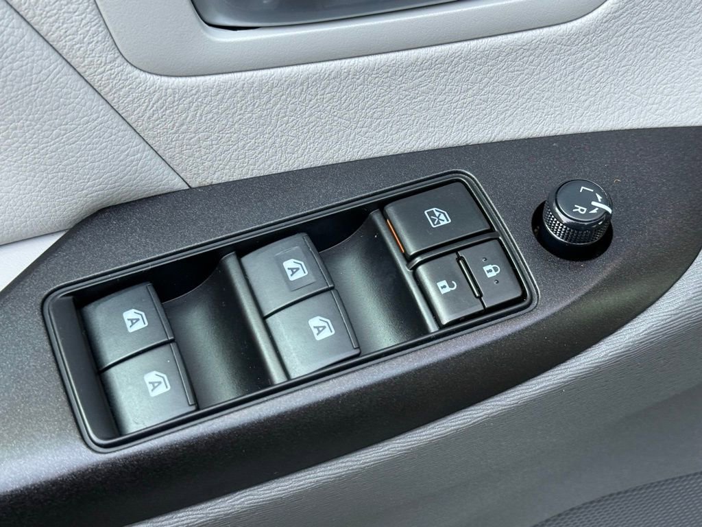 Used 2017 Toyota Sienna LE image 12