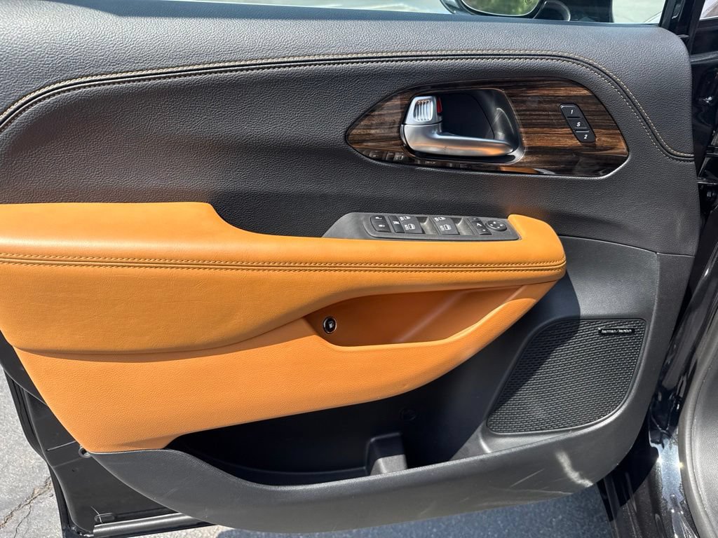 Certified 2023 Chrysler Pacifica Pinnacle FWD image 13