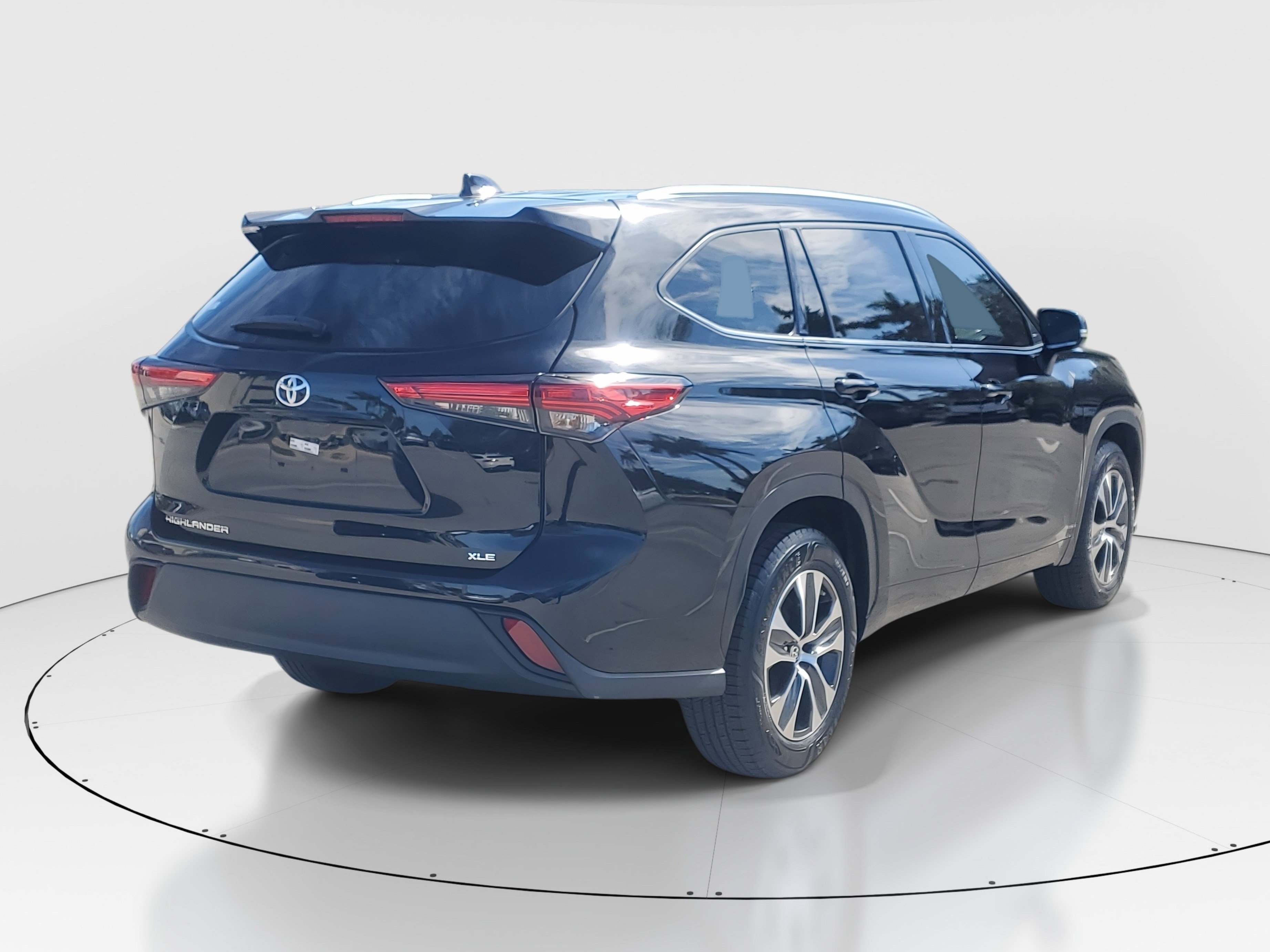 Used 2021 Toyota Highlander XLE image 7