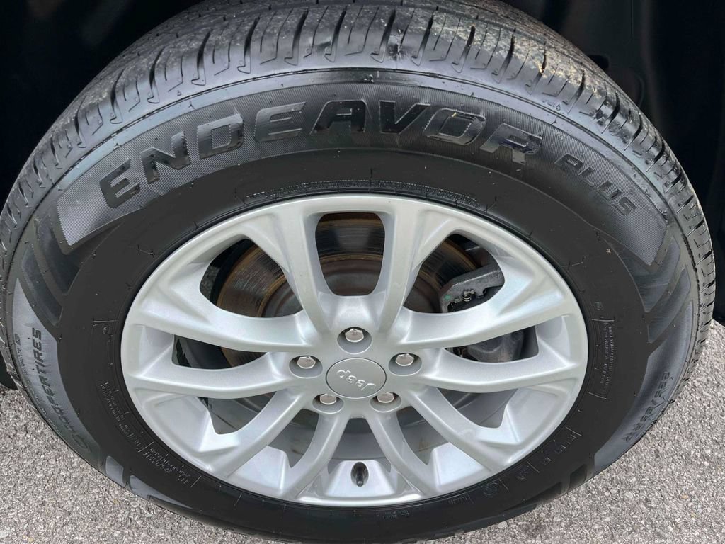 Used 2019 Jeep Cherokee Latitude w/ Popular Appearance Group AWD/4WD image 34
