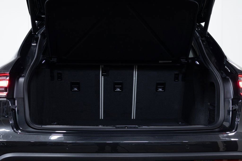 Certified 2025 Porsche Macan AWD/4WD image 19