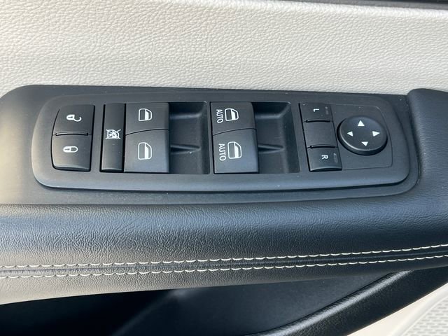 Used 2023 Chrysler Pacifica Touring-L FWD image 16