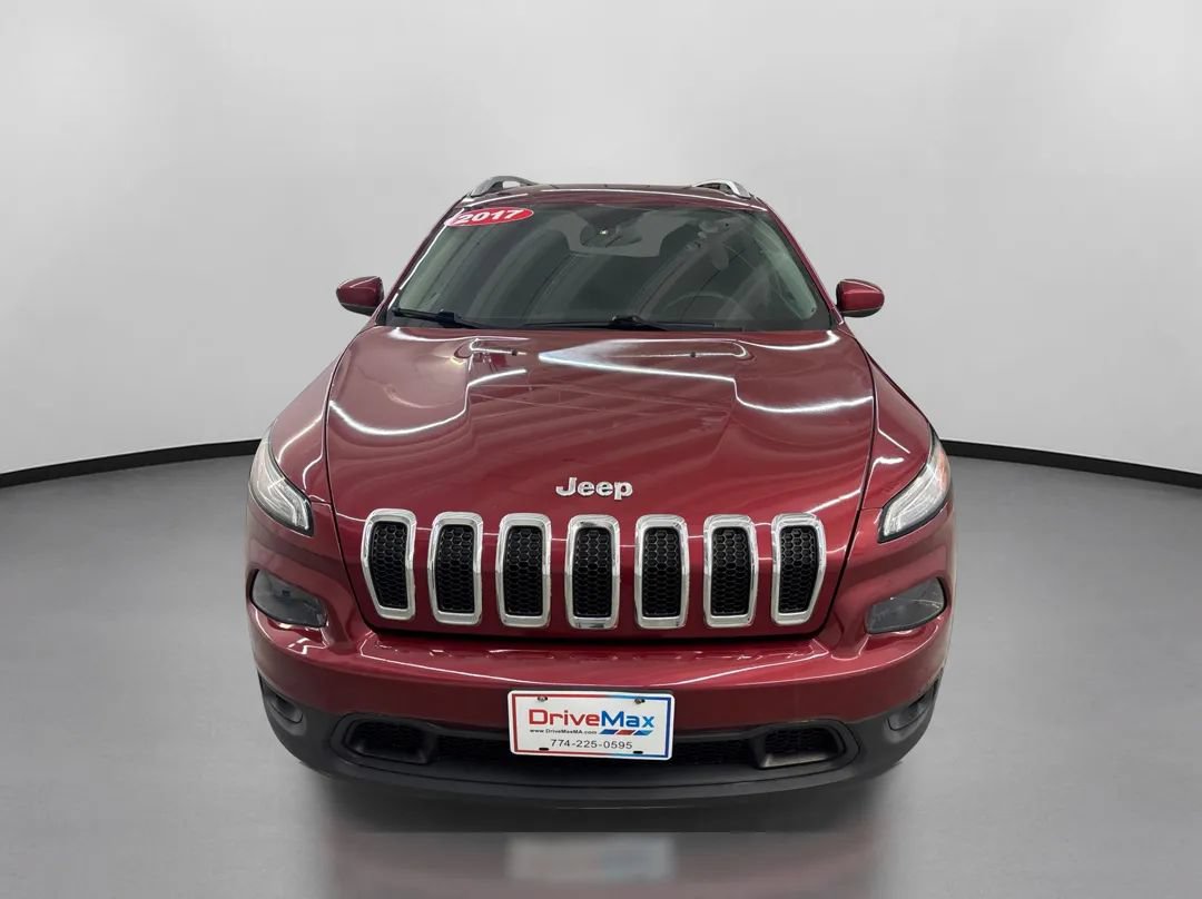 Used 2017 Jeep Cherokee Latitude AWD/4WD image 2