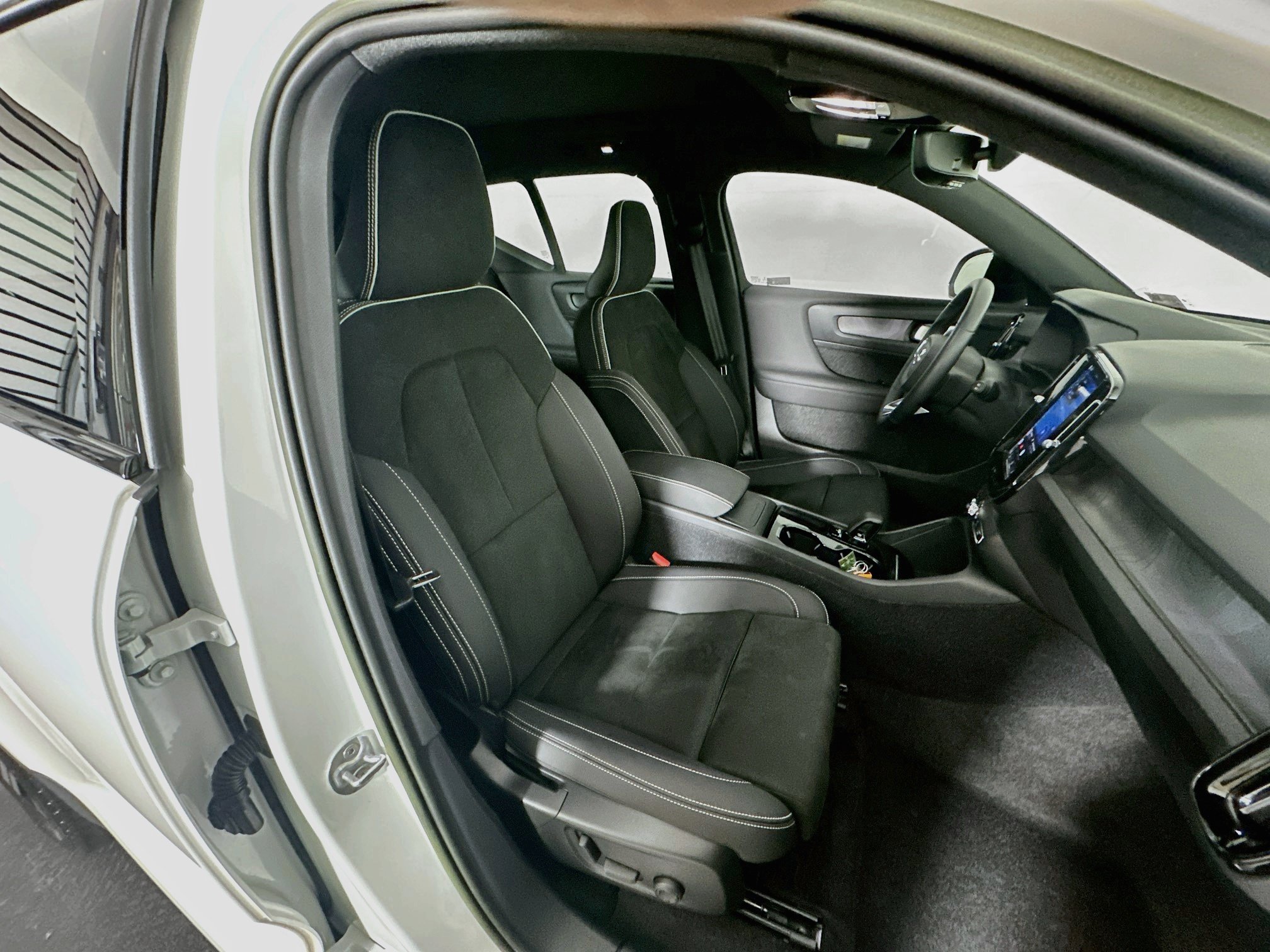 Used 2023 Volvo XC40 Recharge Plus AWD/4WD image 31