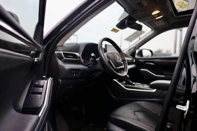 Used 2022 Toyota Highlander Limited image 14